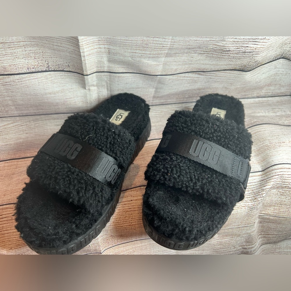 UGG
Fluffita Metal Buckle Detail Fur Platform Slides